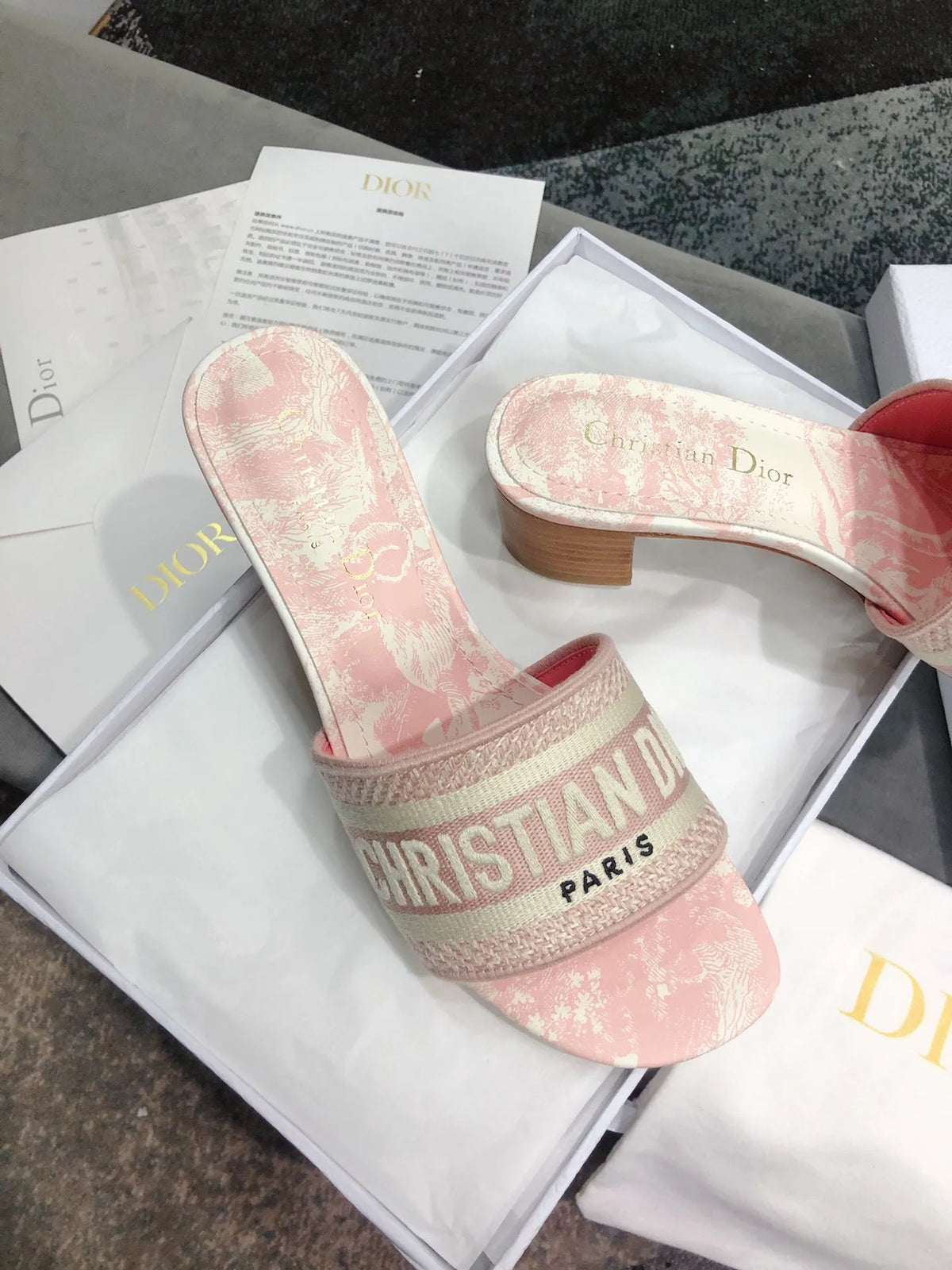 Women Slippers D43462