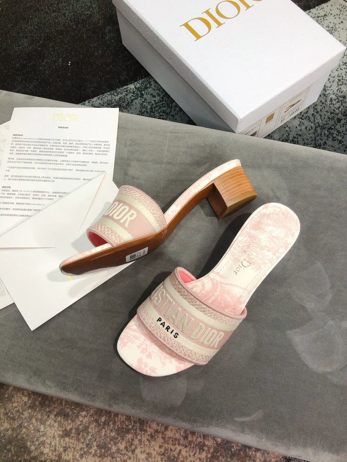 Women Slippers D43462