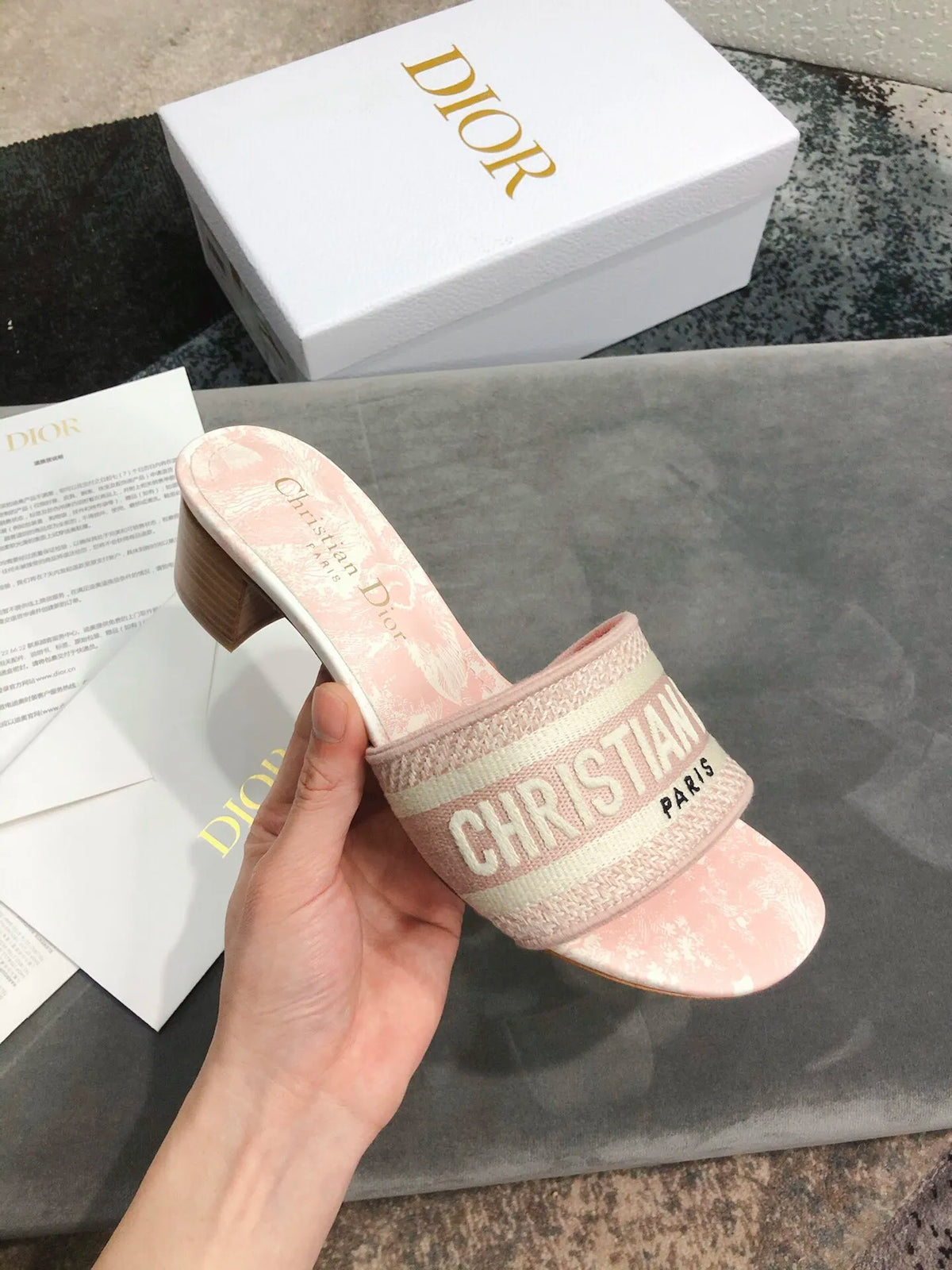 Women Slippers D43462