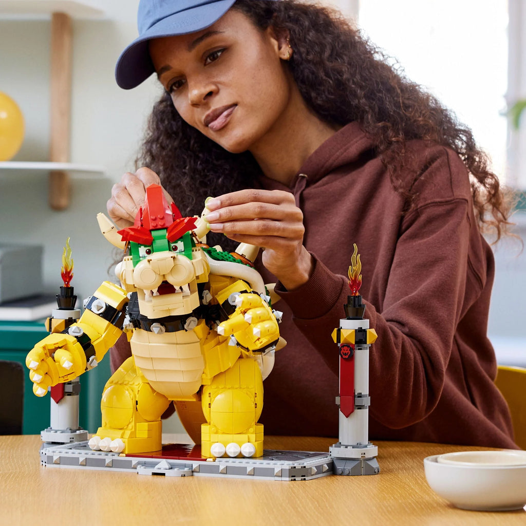 Posable Collectible Figure with Battle Platform L5602