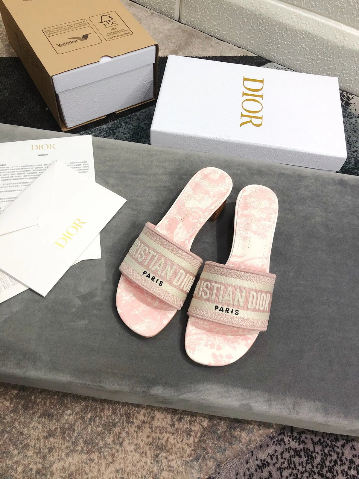 Women Slippers D43462